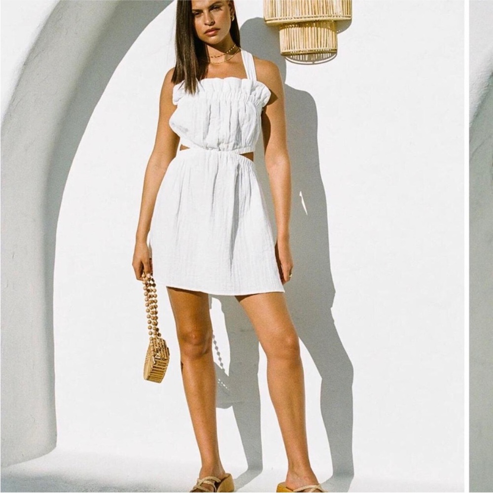 Elegant White Sleeveless Dress
